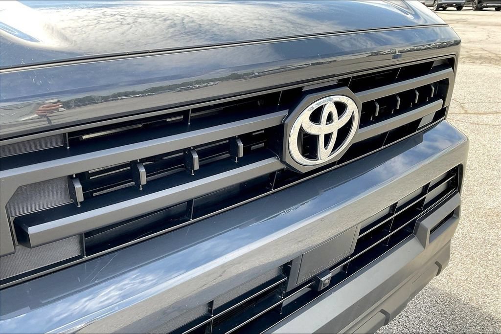Used 2025 Toyota 4Runner SR5 AWD/4WD image 25