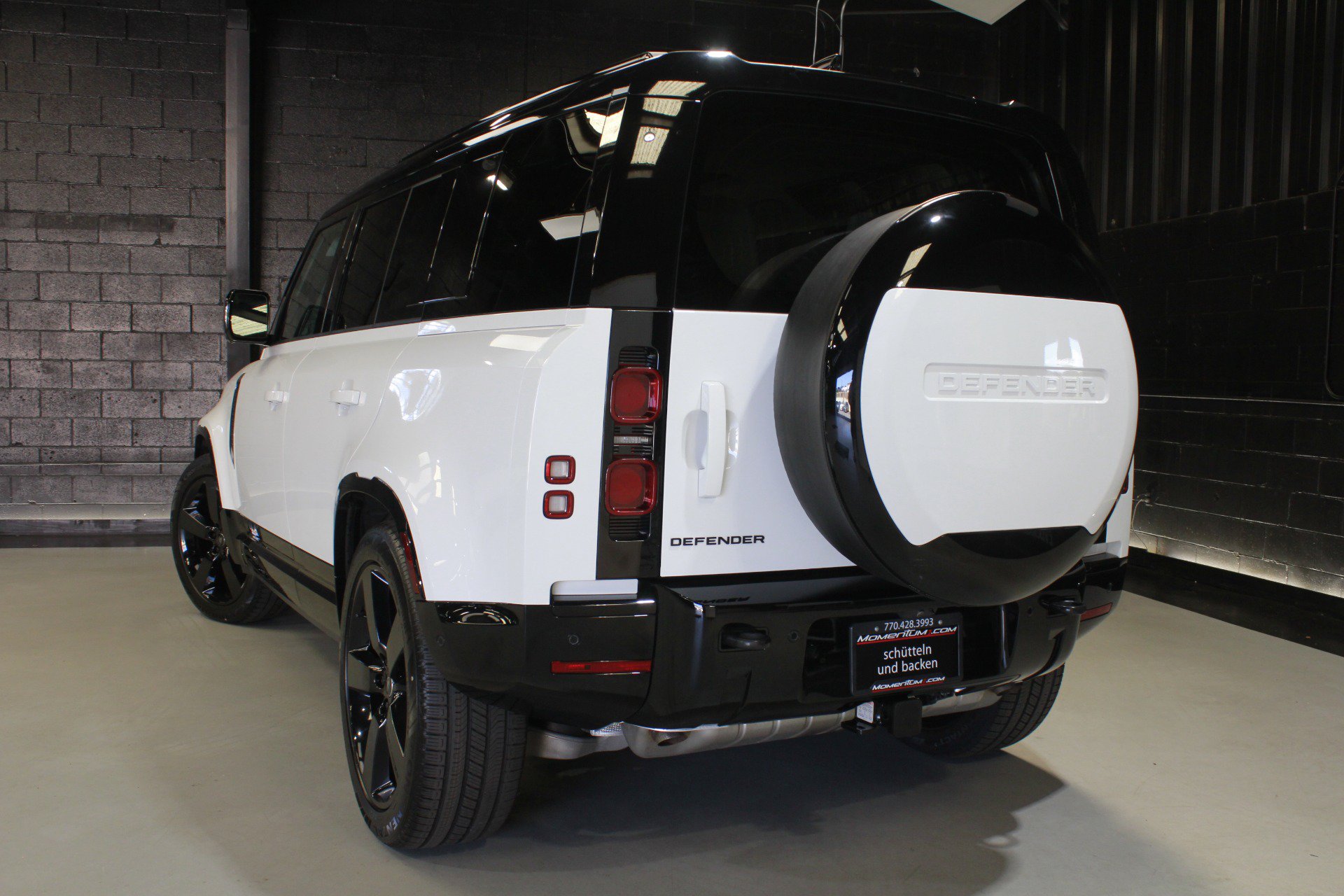 Used 2025 Land Rover Defender 110 X-Dynamic SE AWD/4WD image 14