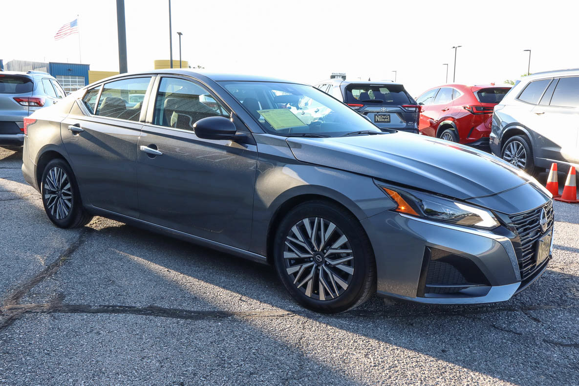 Used 2025 Nissan Altima 2.5 SV FWD image 3