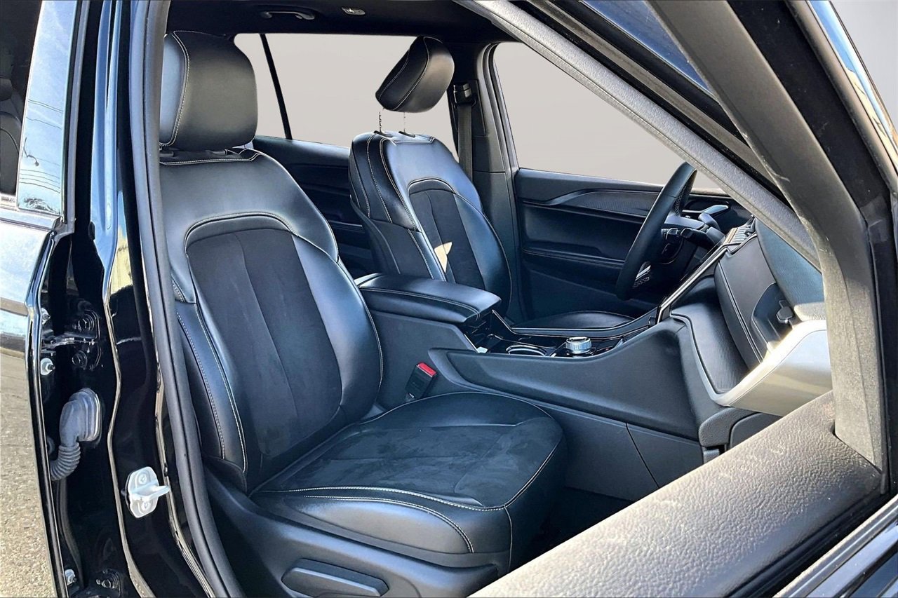 Used 2023 Jeep Grand Cherokee L Altitude image 21