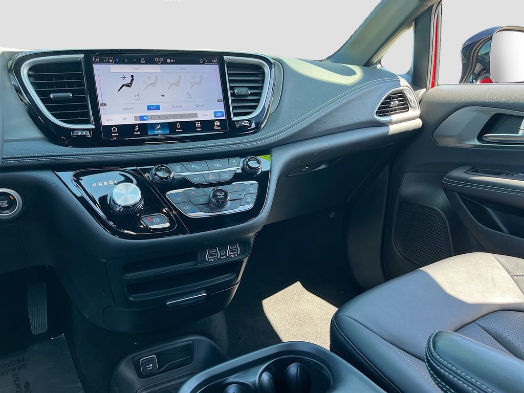 Certified 2025 Chrysler Pacifica Select image 22