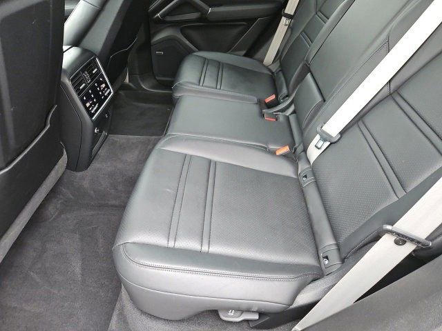 Used 2022 Porsche Cayenne Platinum Edition image 13