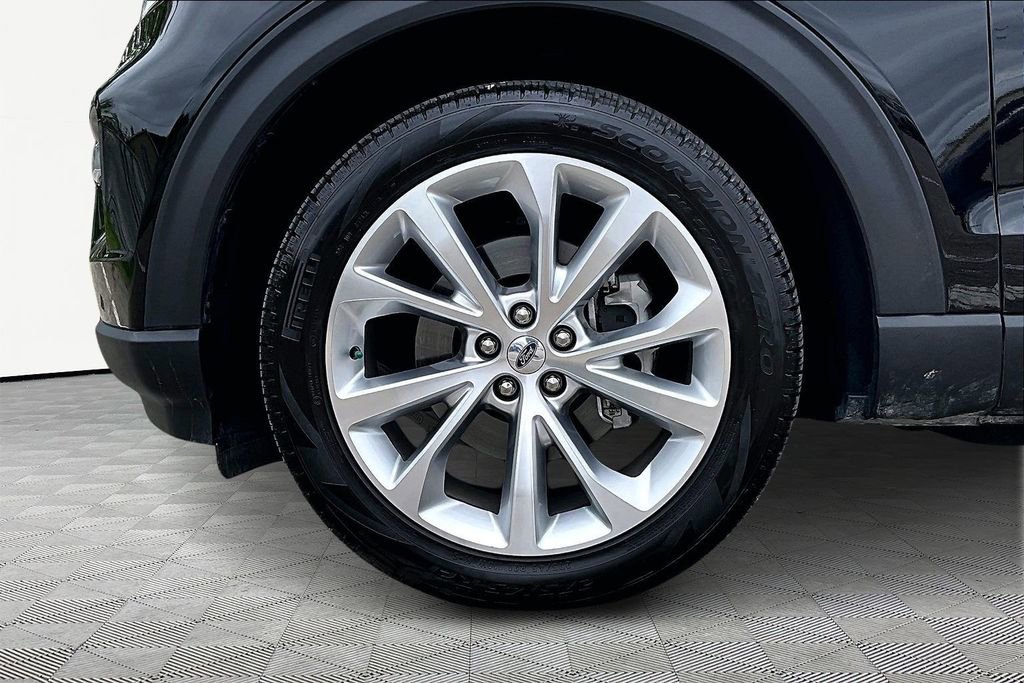 Certified 2023 Ford Explorer Platinum w/ Technology Package AWD/4WD image 9