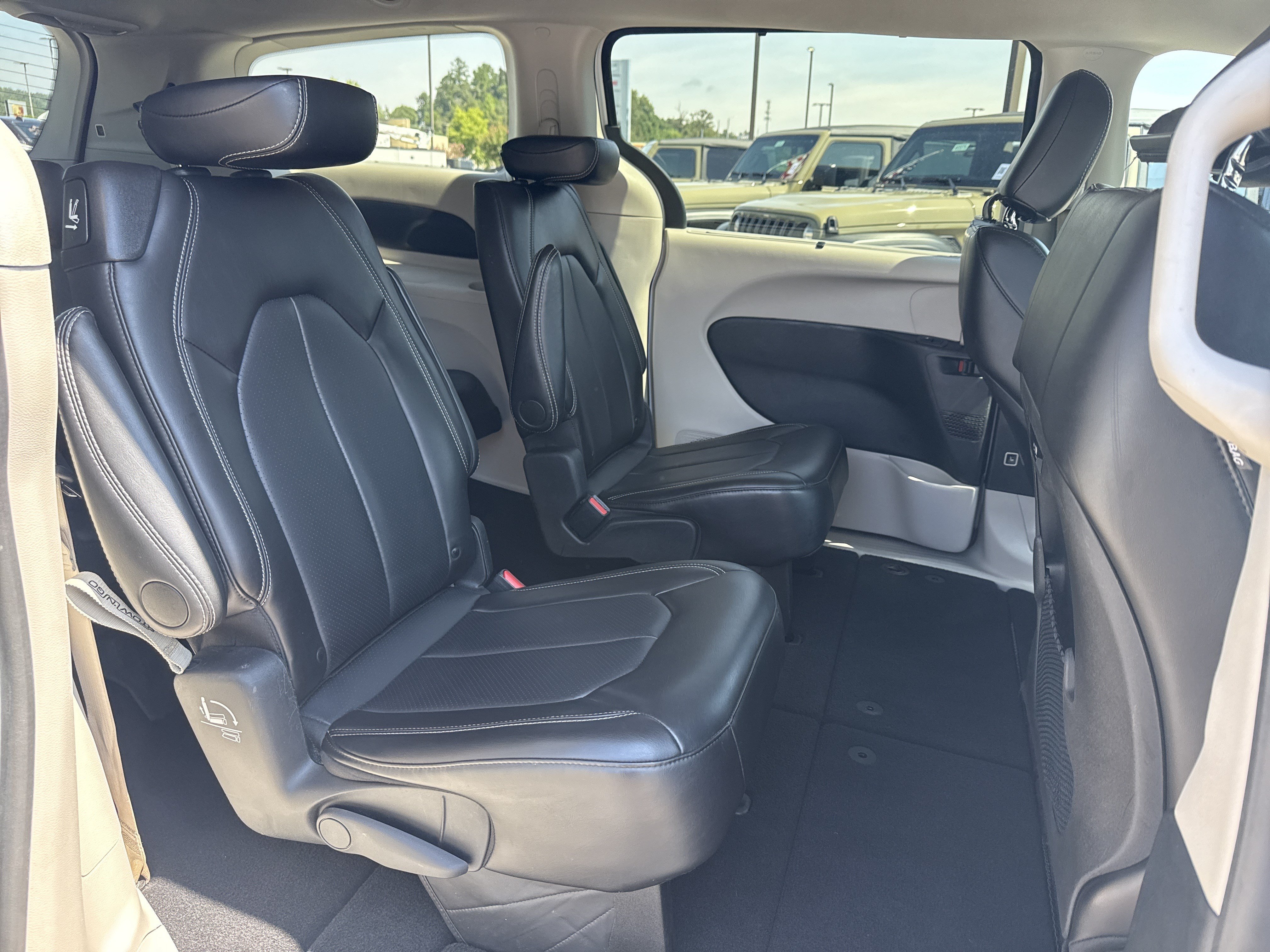 Used 2024 Chrysler Pacifica Touring-L FWD image 15