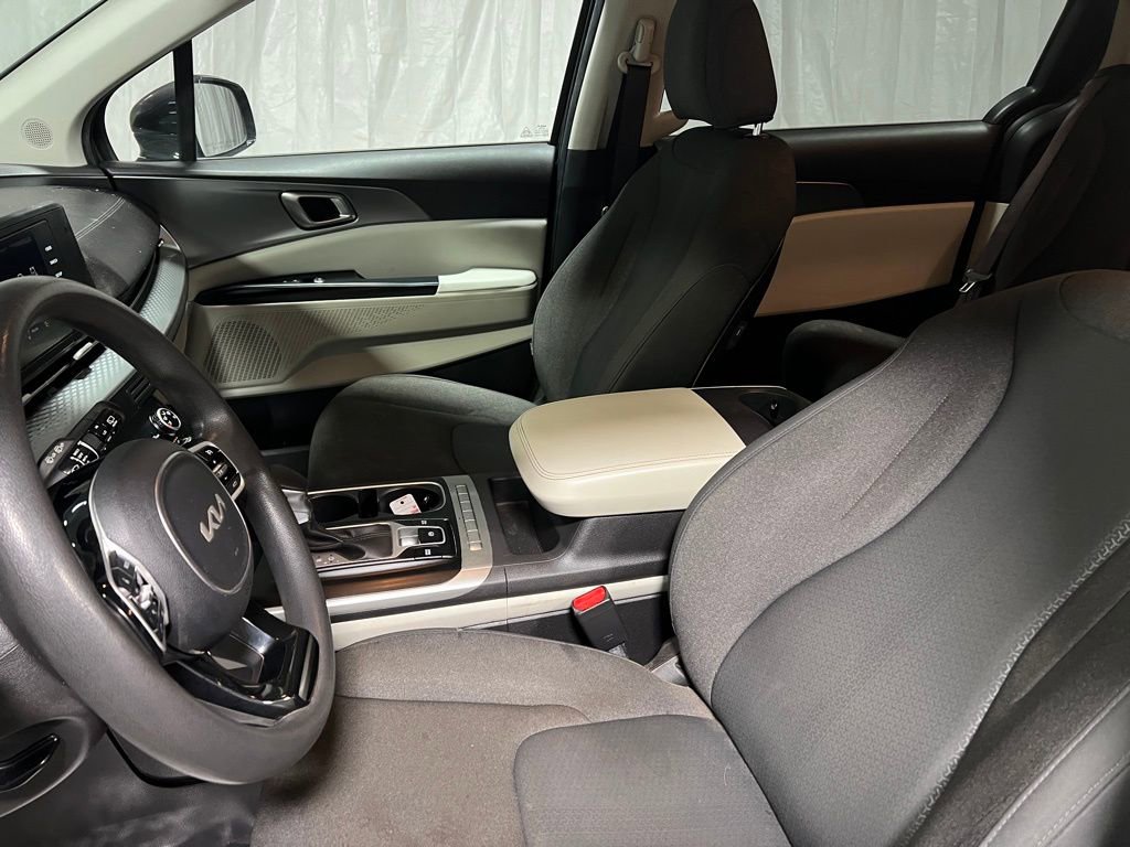 Used 2023 Kia Carnival LX image 18