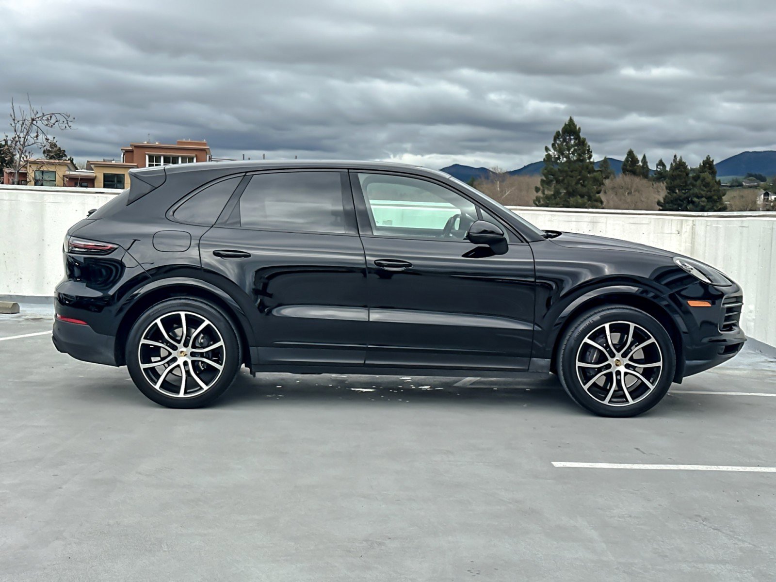 Used 2023 Porsche Cayenne Platinum Edition image 9