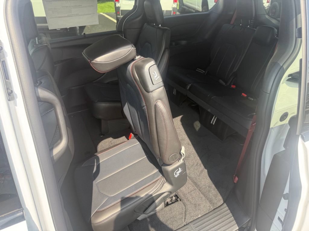 New 2027 Chrysler Pacifica Select FWD image 34