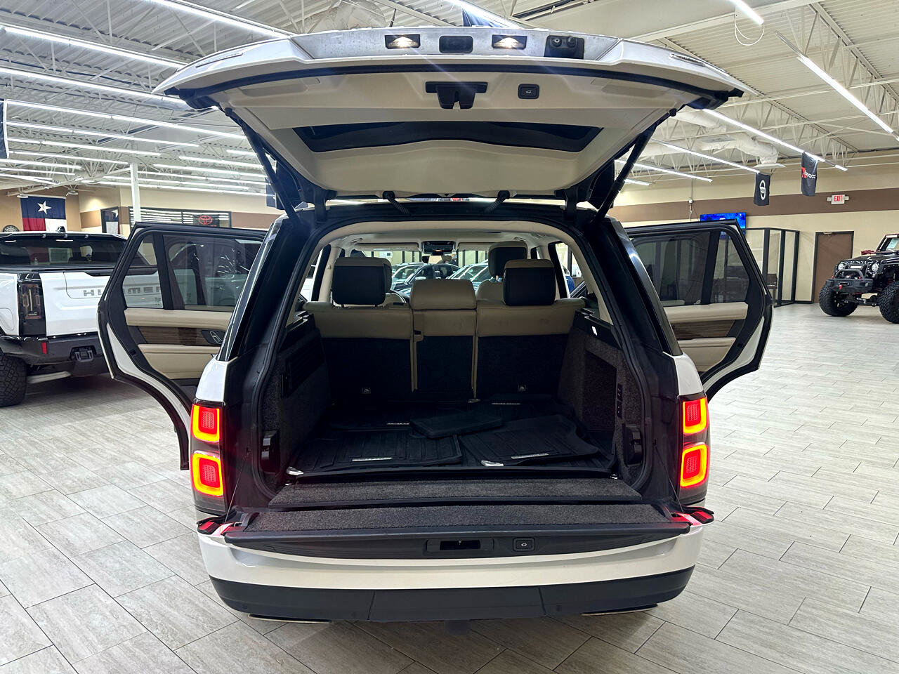 Used 2018 Land Rover Range Rover Supercharged image 12