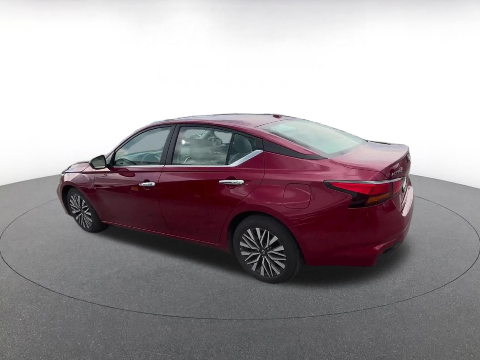 Used 2025 Nissan Altima 2.5 SV FWD image 8