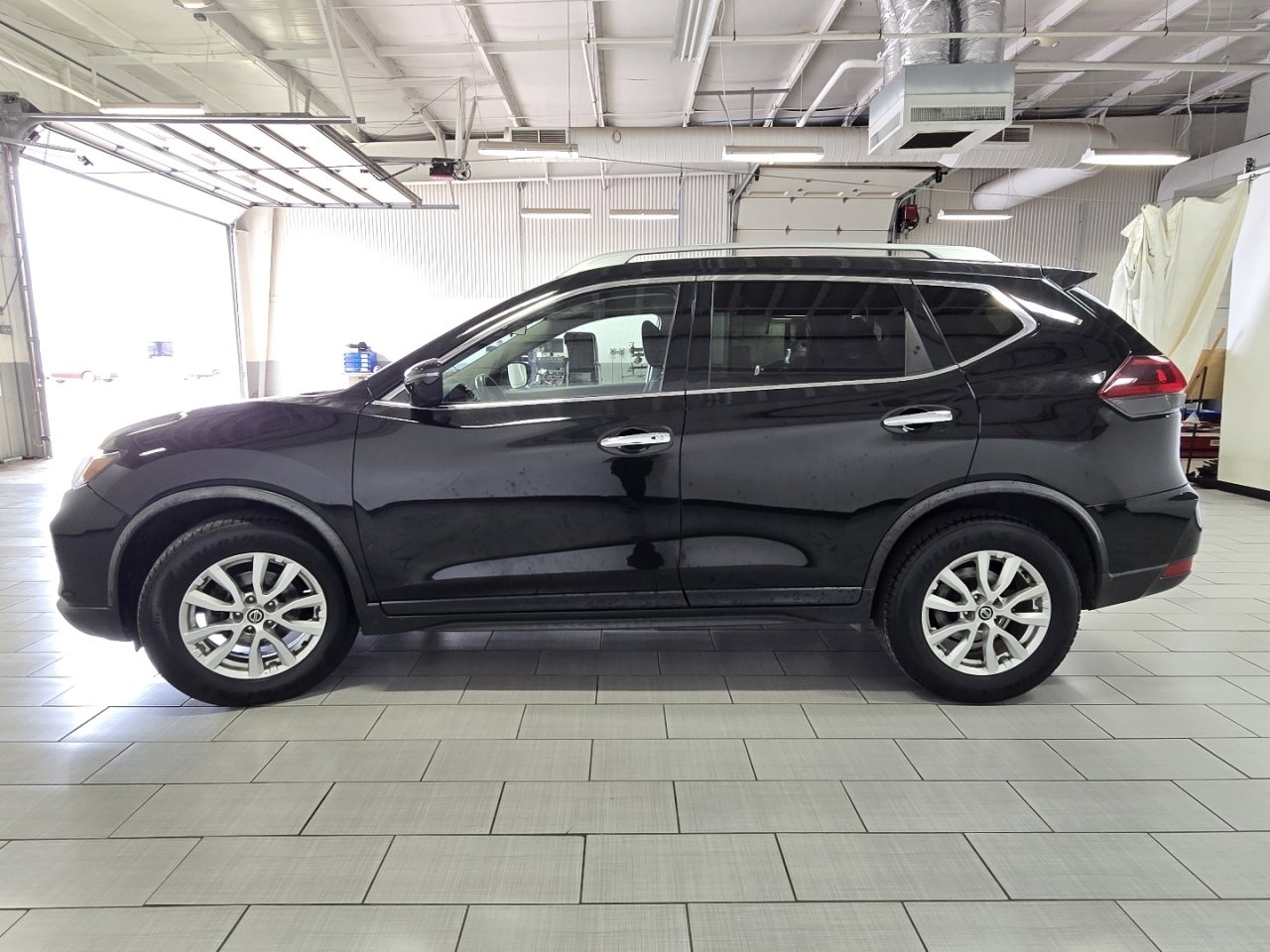 Used 2020 Nissan Rogue SV image 13