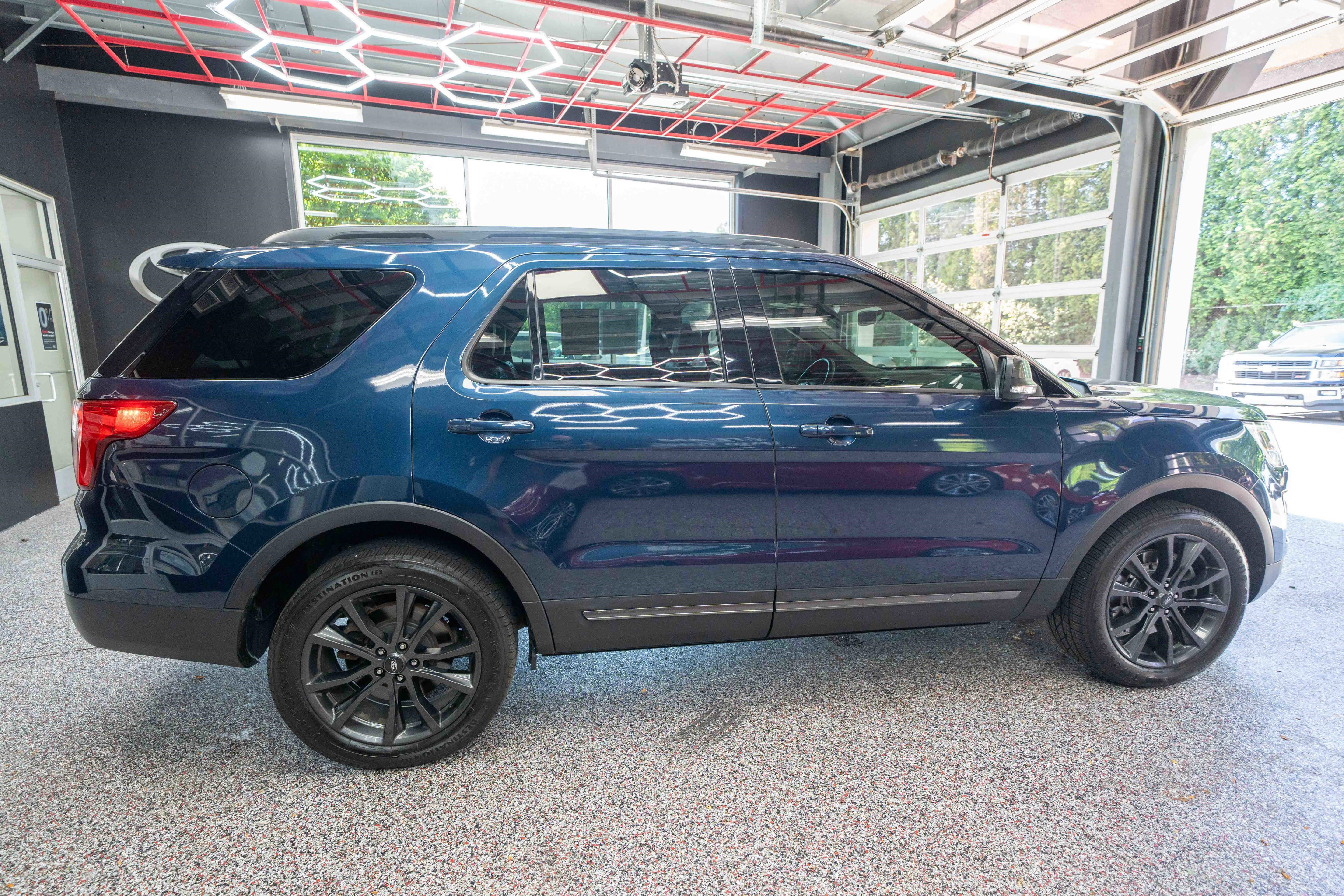 Used 2017 Ford Explorer XLT w/ Equipment Group 202A AWD/4WD image 4