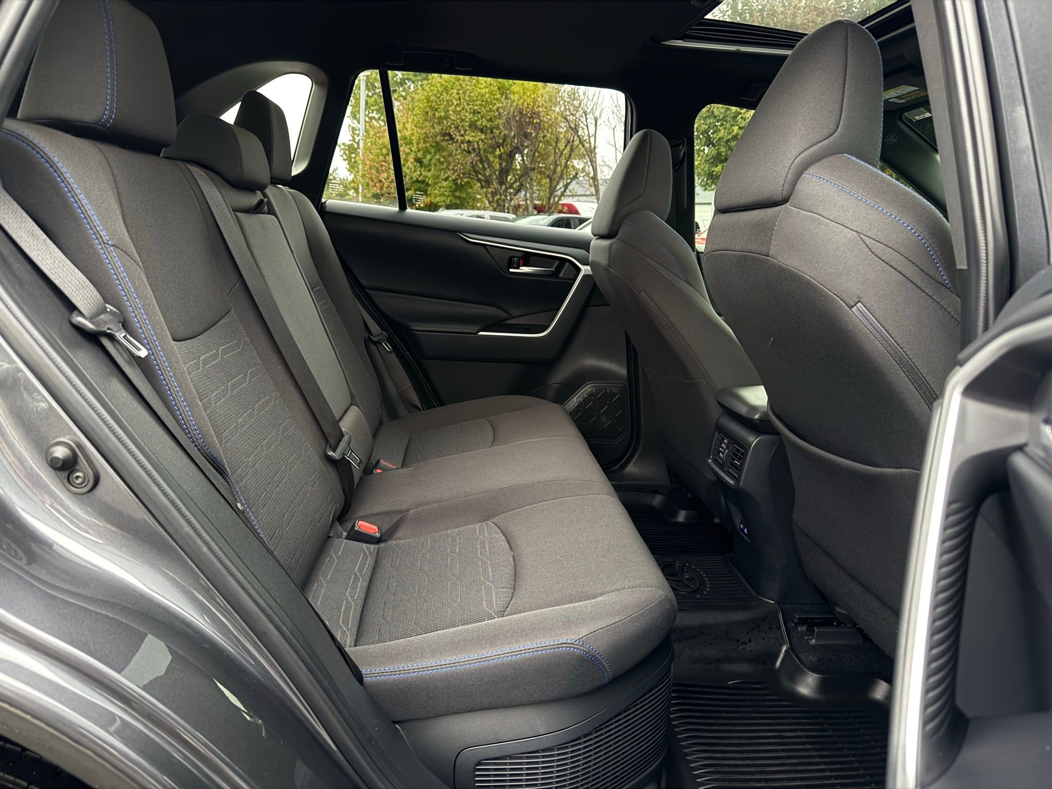 Used 2022 Toyota RAV4 SE image 22