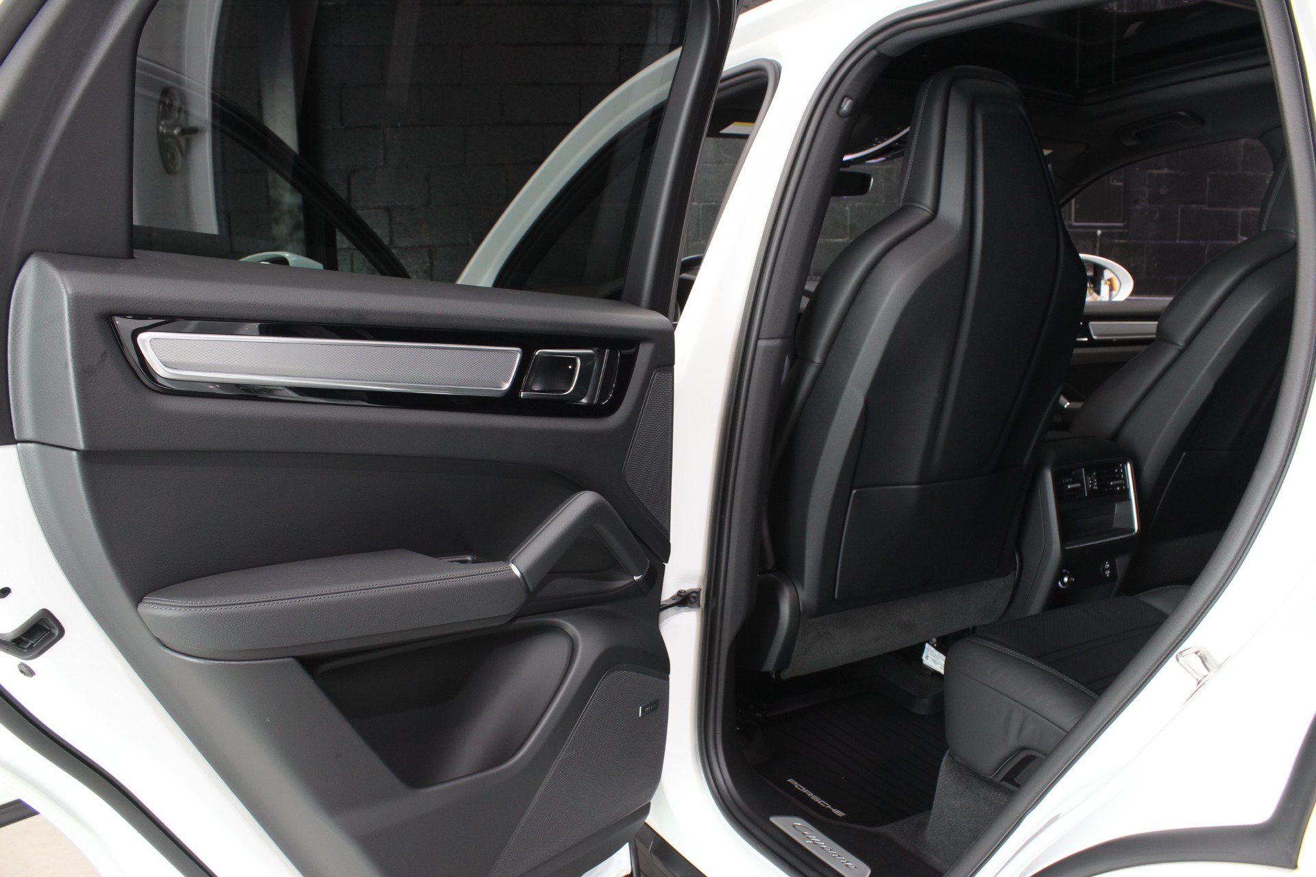Used 2022 Porsche Cayenne Platinum Edition AWD/4WD image 41