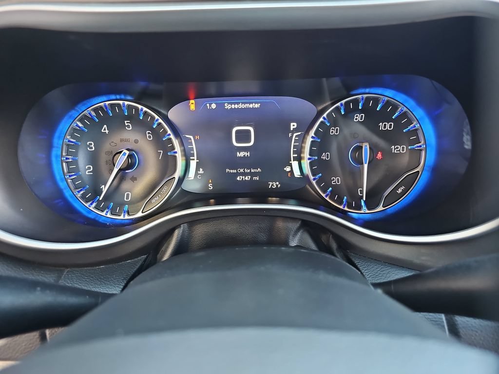 Used 2024 Chrysler Pacifica Touring-L FWD image 10
