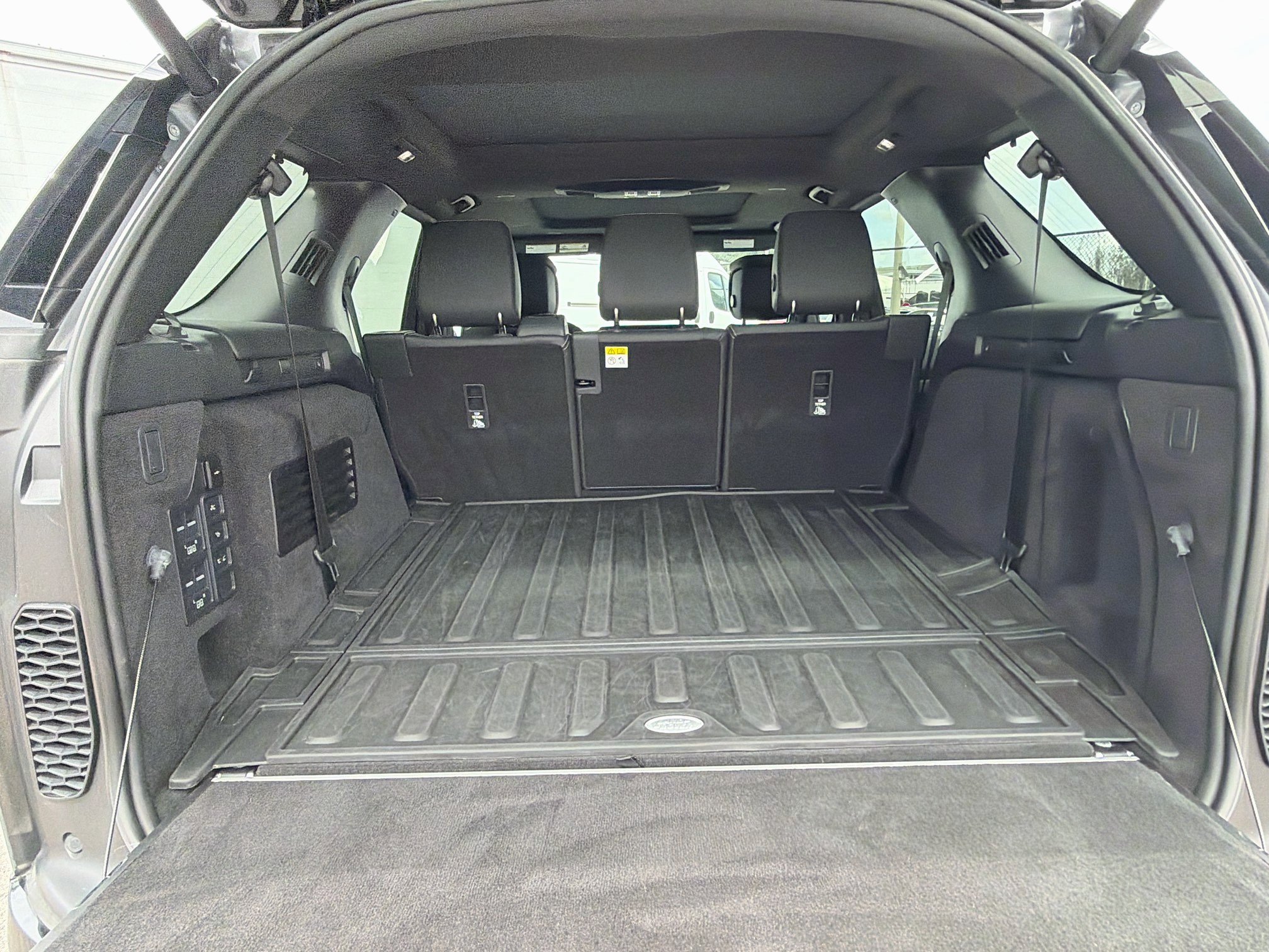 Certified 2025 Land Rover Discovery Dynamic SE AWD/4WD image 11