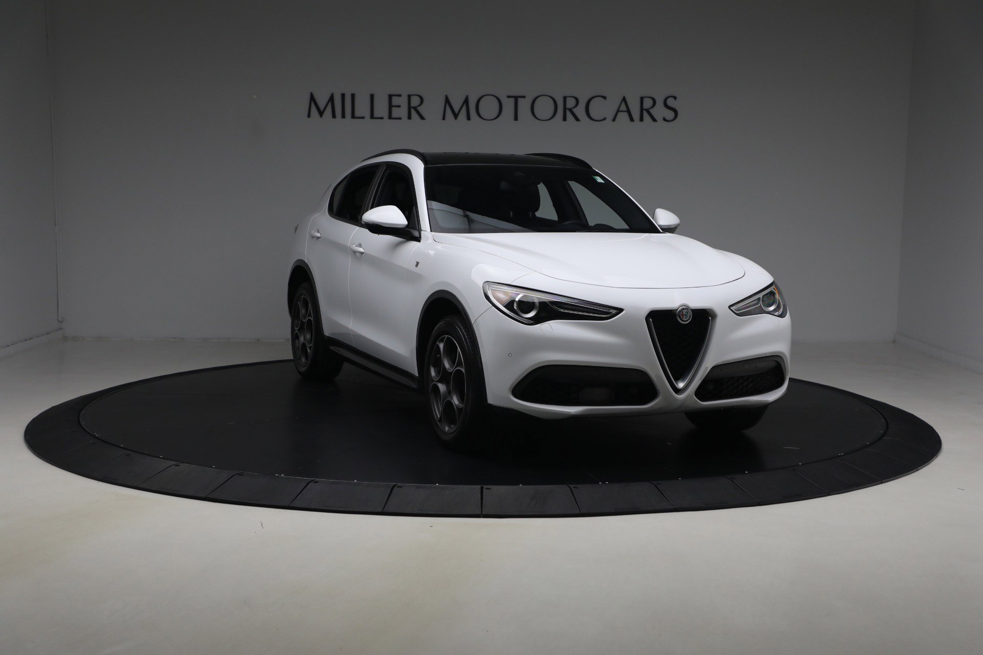Used 2022 Alfa Romeo Stelvio Ti AWD/4WD image 11
