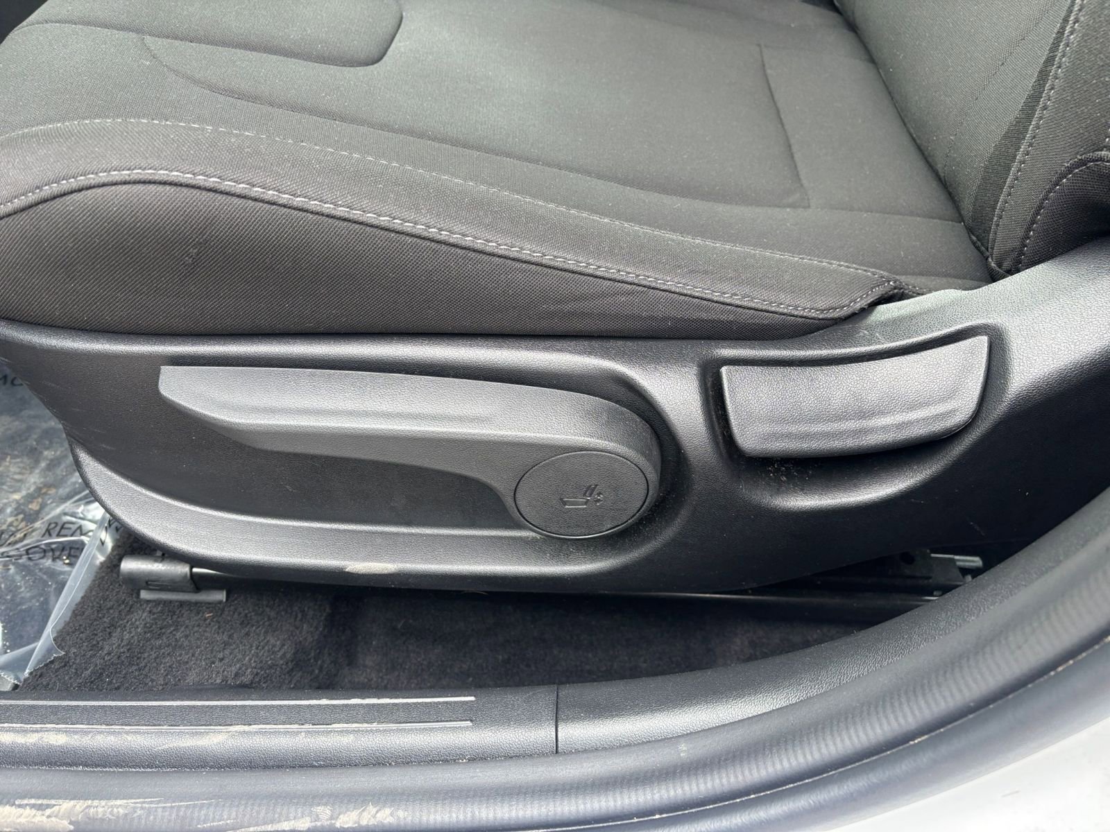 Used 2025 Hyundai Elantra SEL FWD image 23