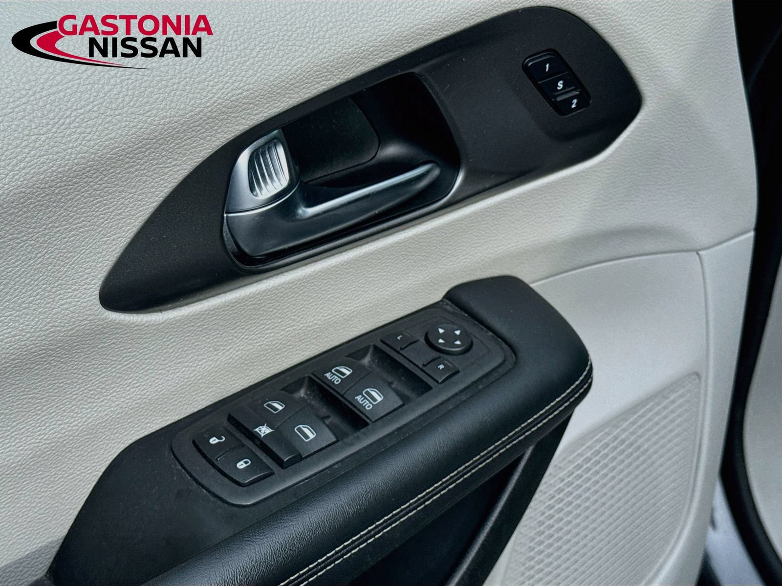 Used 2023 Chrysler Pacifica Touring-L FWD image 21