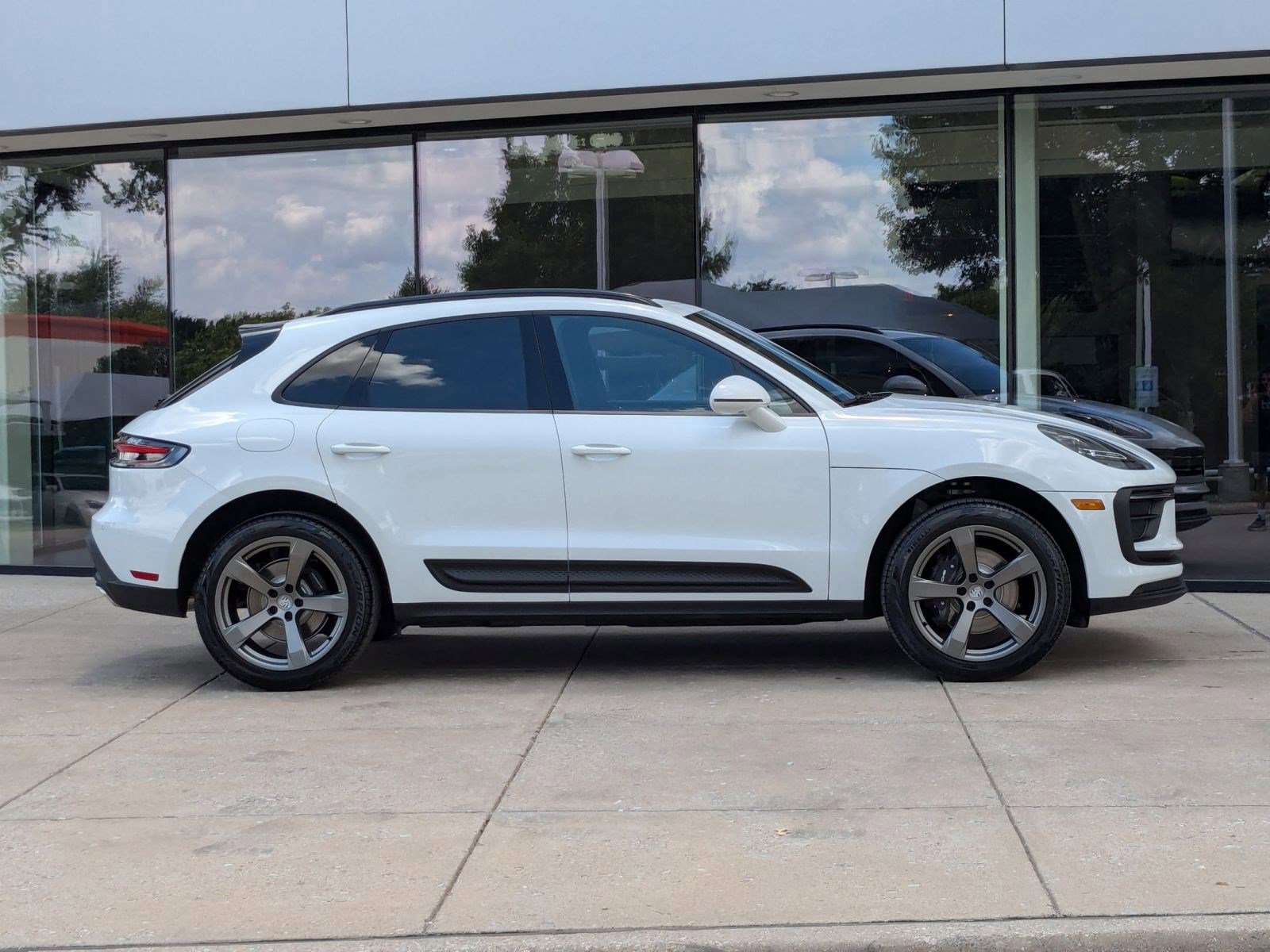 Certified 2025 Porsche Macan image 8