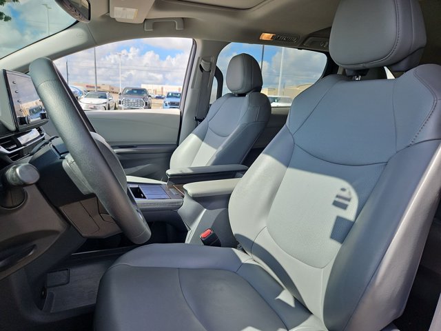 Used 2021 Toyota Sienna XLE FWD image 16