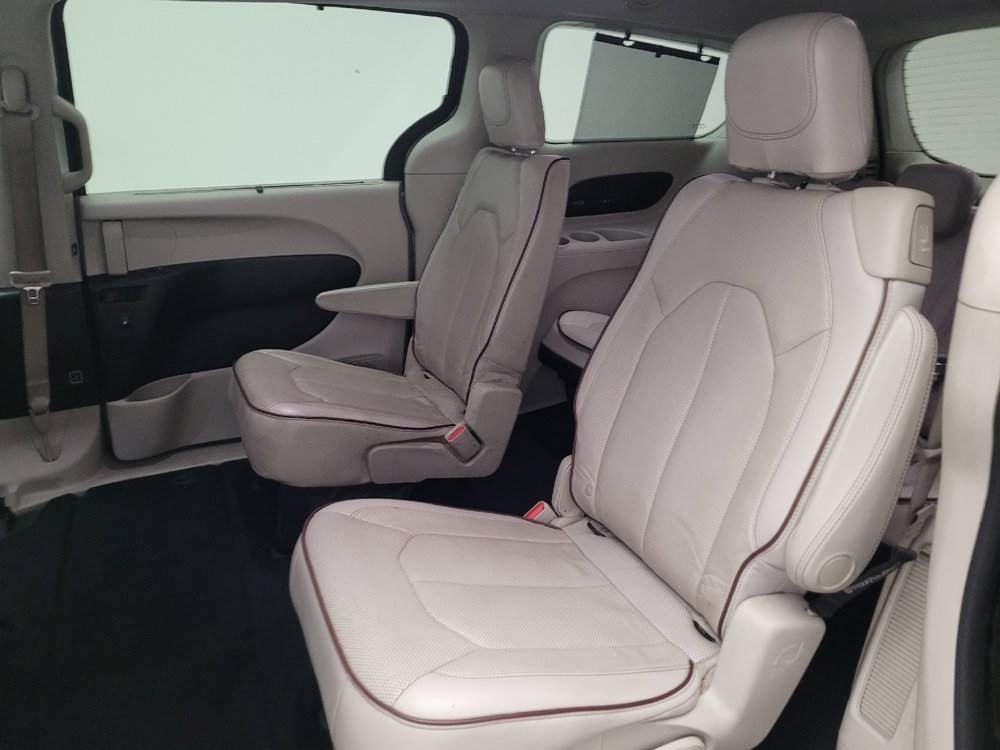Used 2017 Chrysler Pacifica Limited w/ UConnect Theater Package FWD image 18