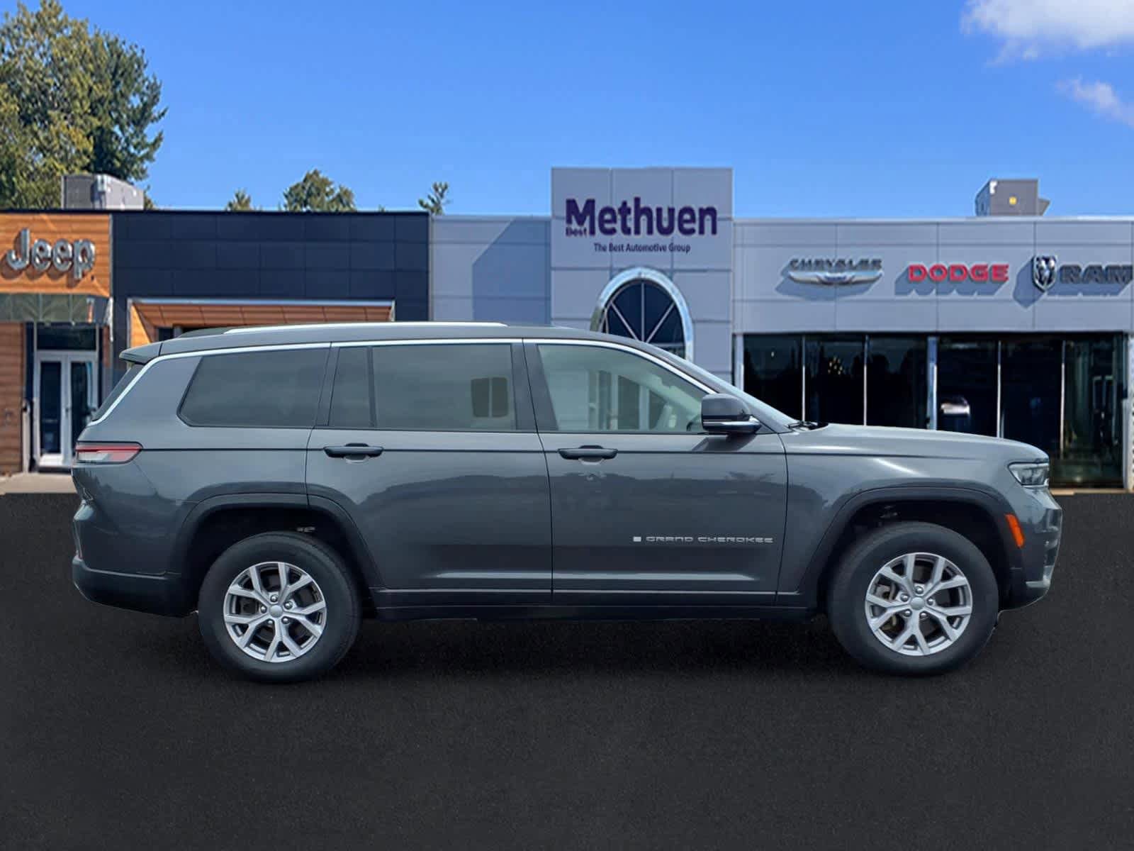 Used 2022 Jeep Grand Cherokee L Limited AWD/4WD image 2