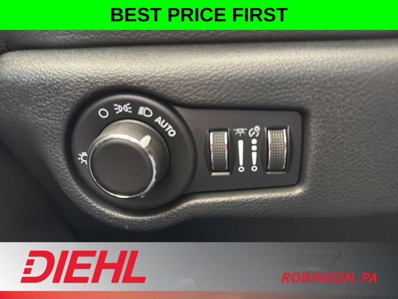 New 2027 Chrysler Pacifica Limited w/ Family Tech Group AWD/4WD image 27