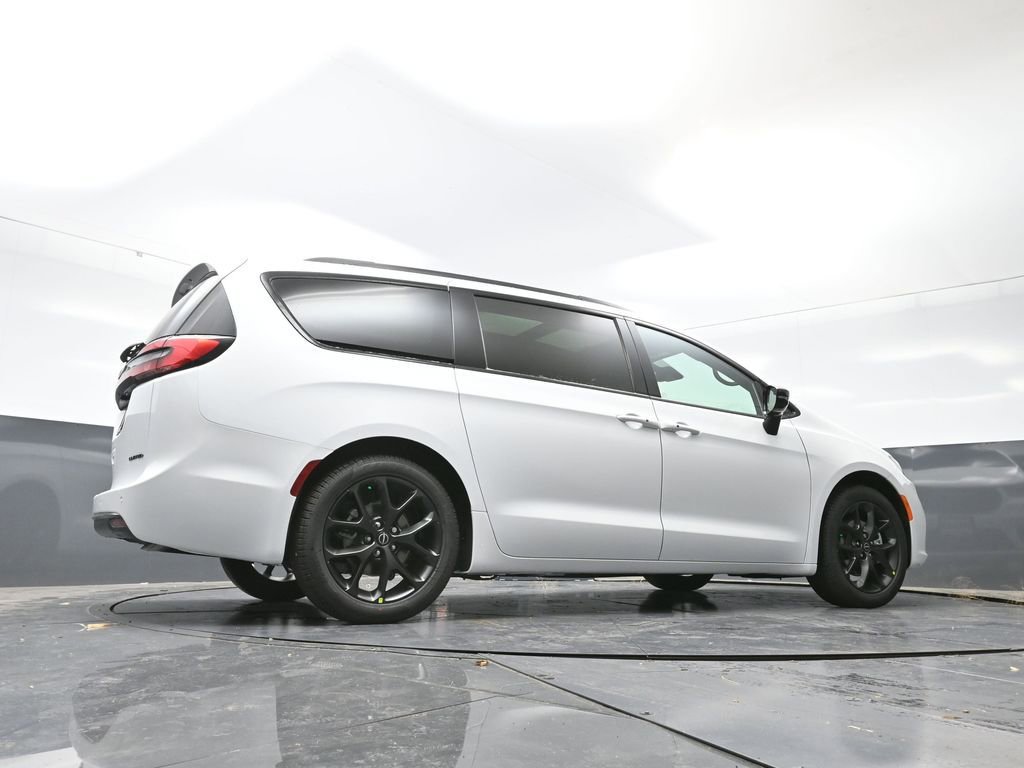 New 2026 Chrysler Pacifica Limited w/ S Appearance Package FWD image 41