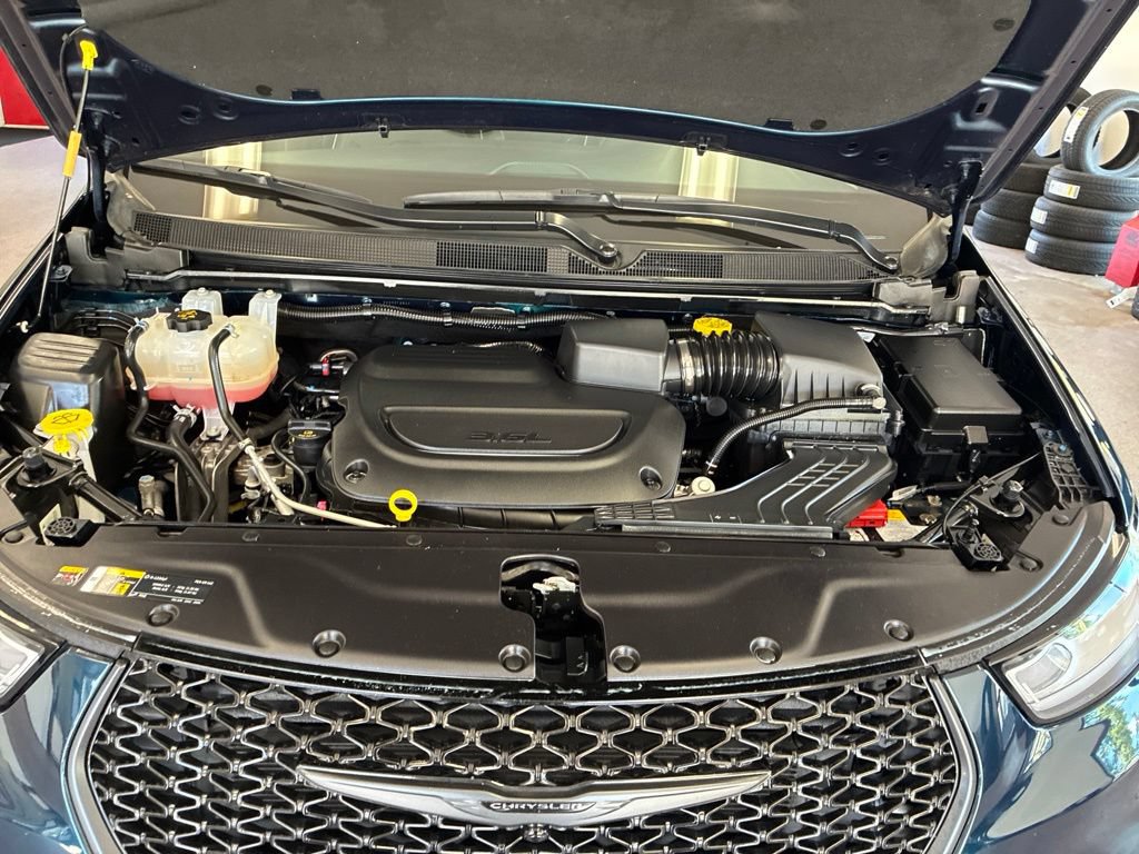 Certified 2025 Chrysler Pacifica Limited FWD image 53