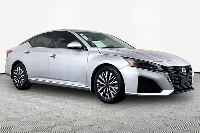 Used 2023 Nissan Altima 2.5 SV w/ SV Premium Package FWD image 3
