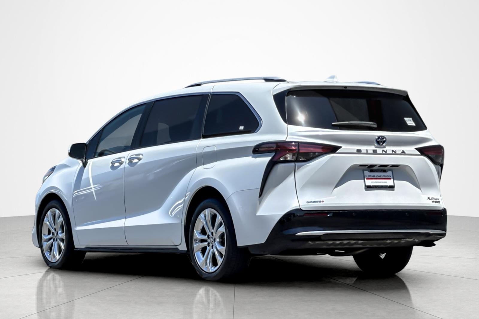 Certified 2023 Toyota Sienna Platinum FWD image 3