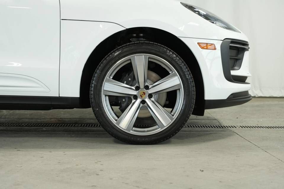 Certified 2025 Porsche Macan AWD/4WD image 41