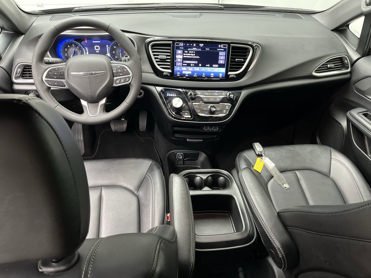 Used 2025 Chrysler Pacifica Select image 4