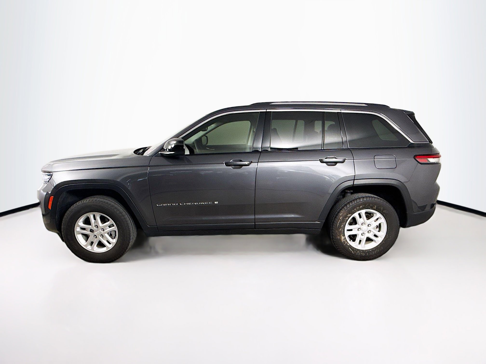 Used 2023 Jeep Grand Cherokee Laredo image 7