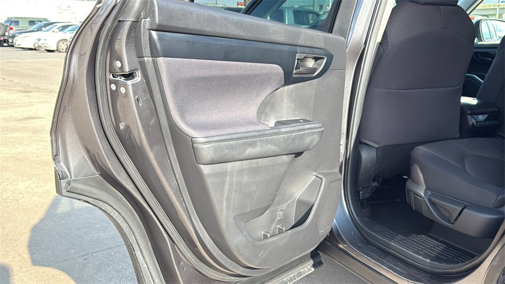 Used 2023 Toyota Highlander LE image 16