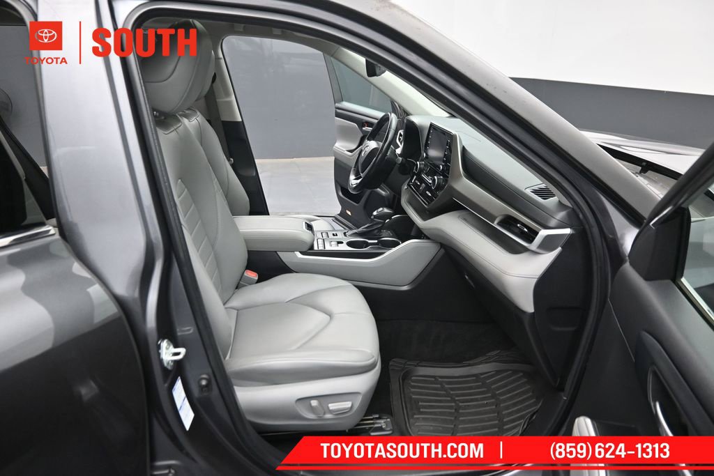 Used 2022 Toyota Highlander XLE AWD/4WD image 34