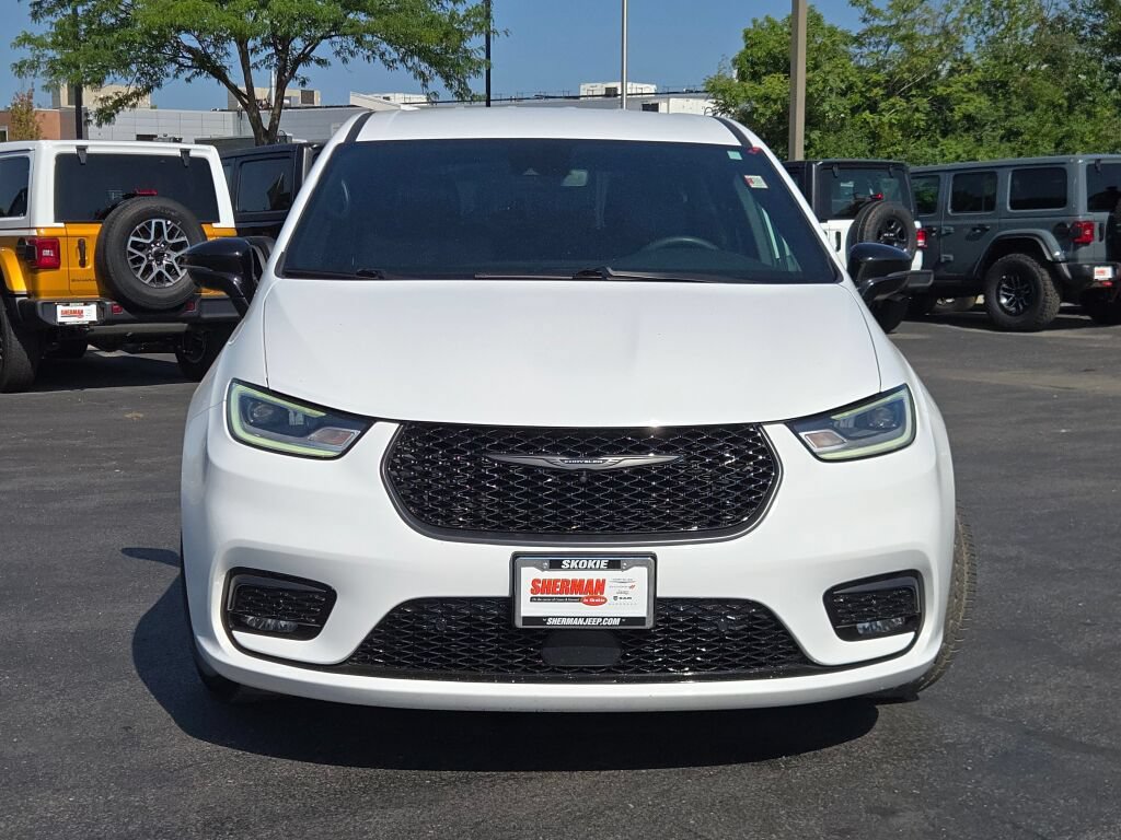 Certified 2024 Chrysler Pacifica Limited FWD image 2
