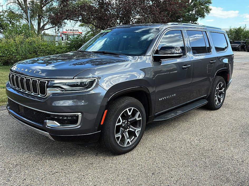 Used 2023 Jeep Wagoneer Series III w/ Preferred Equipment Group RWD image 3