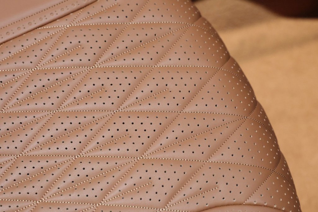 Used 2024 Aston Martin DB12 Convertible image 21