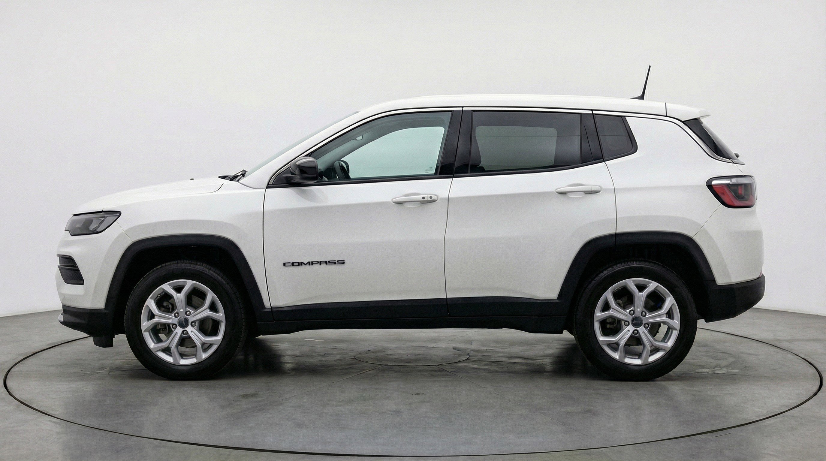 Used 2025 Jeep Compass Latitude AWD/4WD image 5