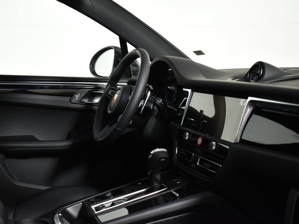 Used 2026 Porsche Macan AWD/4WD image 39