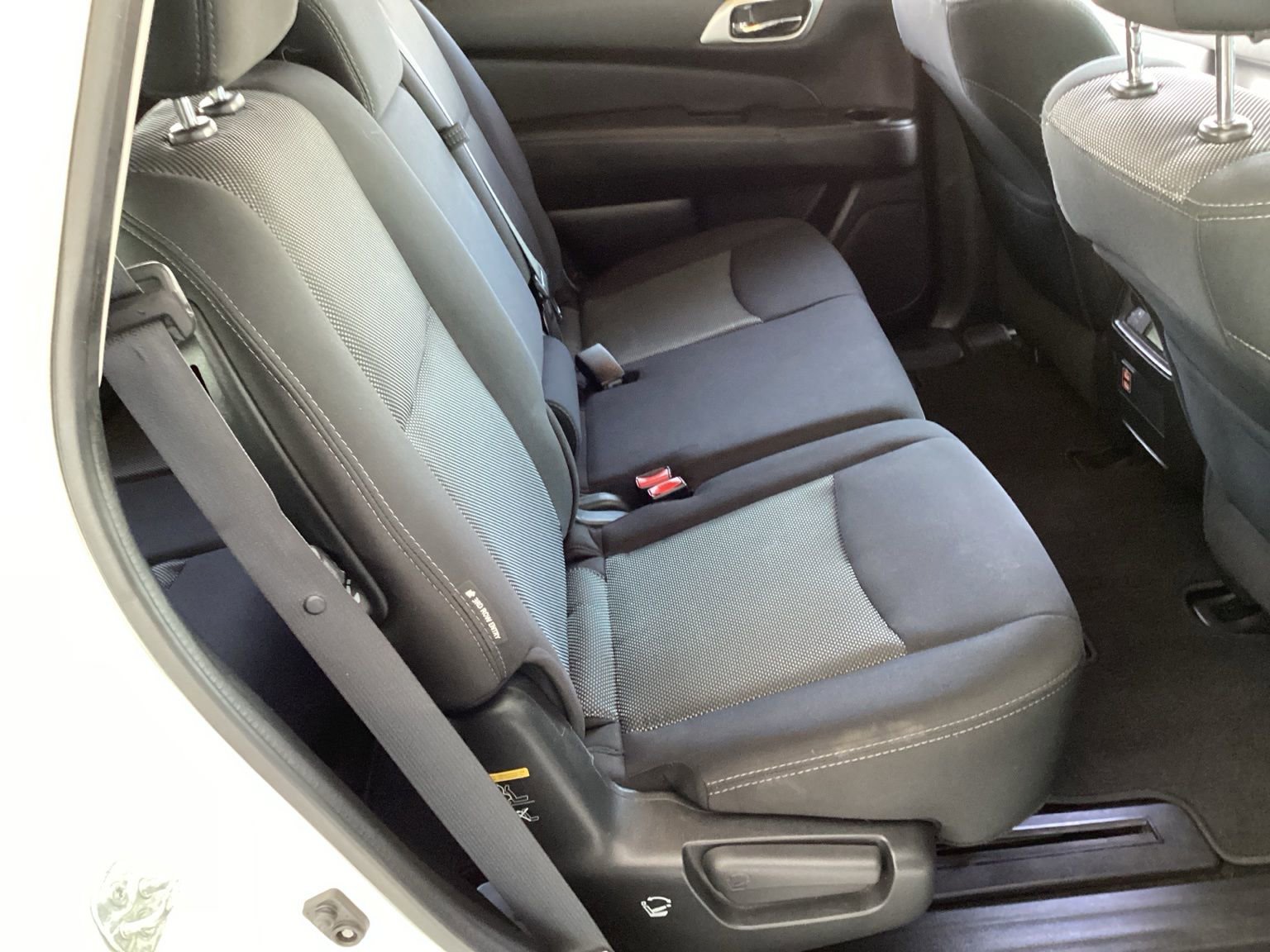 Used 2018 Nissan Pathfinder S image 19