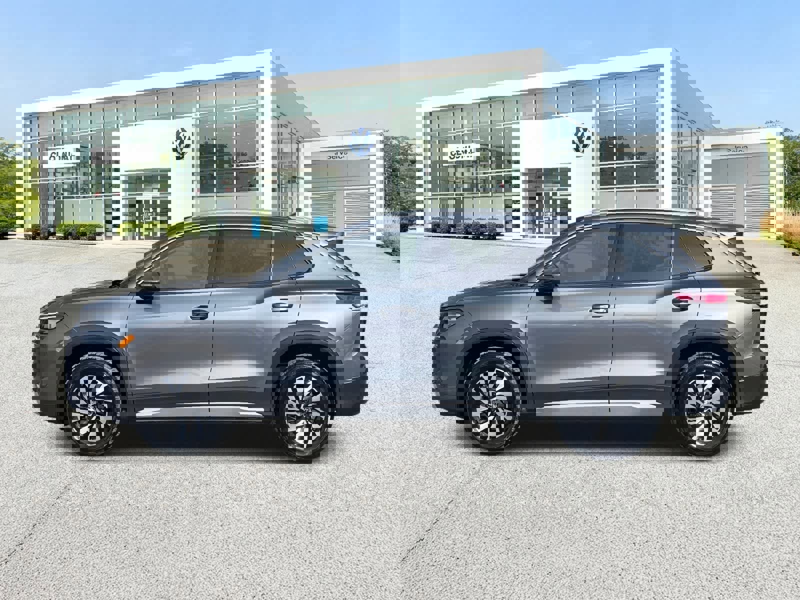 Used 2025 Volkswagen Tiguan S image 2