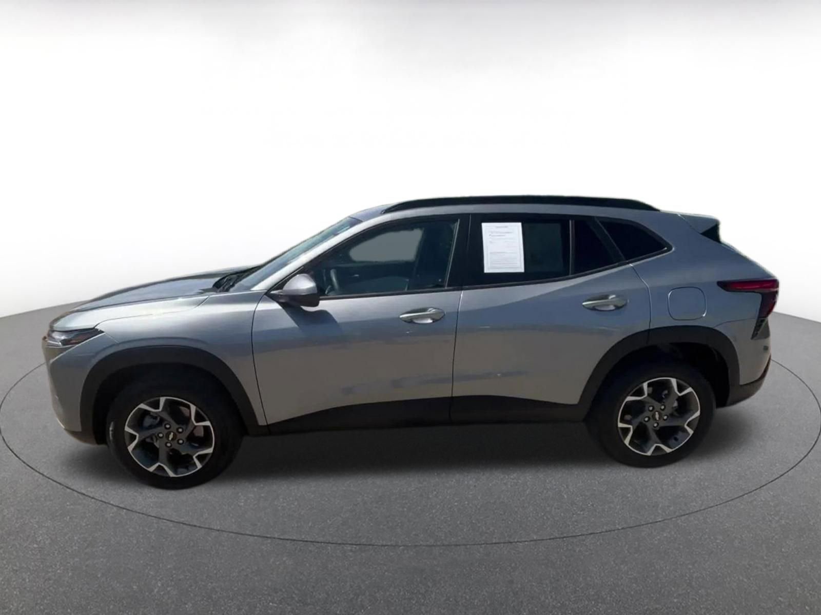 Used 2025 Chevrolet Trax LT FWD image 9