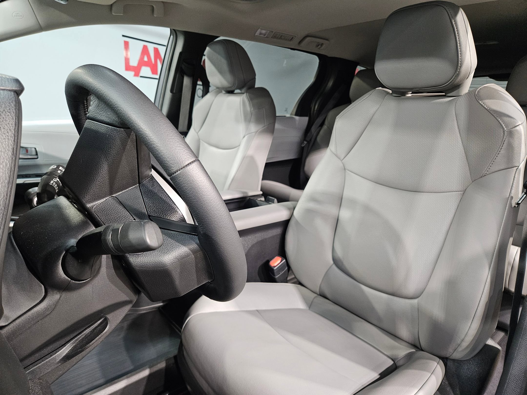 Certified 2025 Toyota Sienna XLE image 24