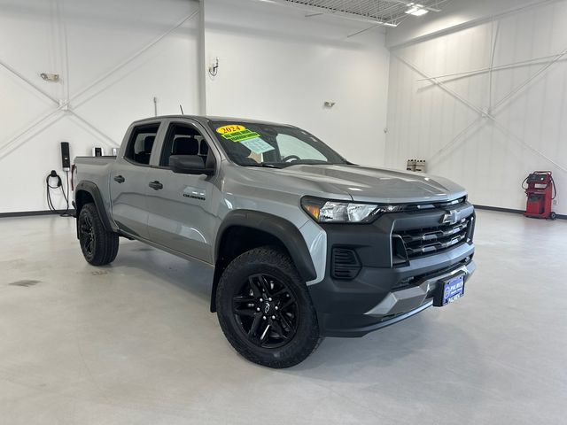 Used 2024 Chevrolet Colorado Trail Boss w/ Advanced Trailering Package AWD/4WD image 4