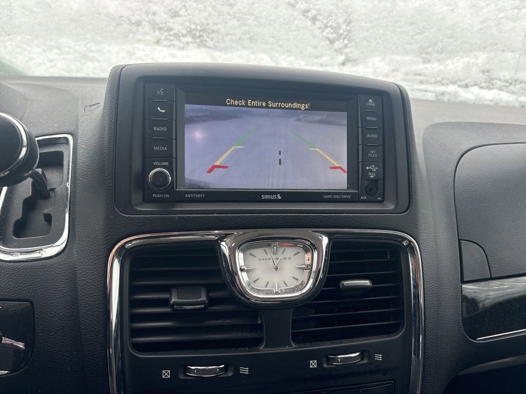 Used 2013 Chrysler Town & Country Touring-L w/ Driver Convenience Group image 18