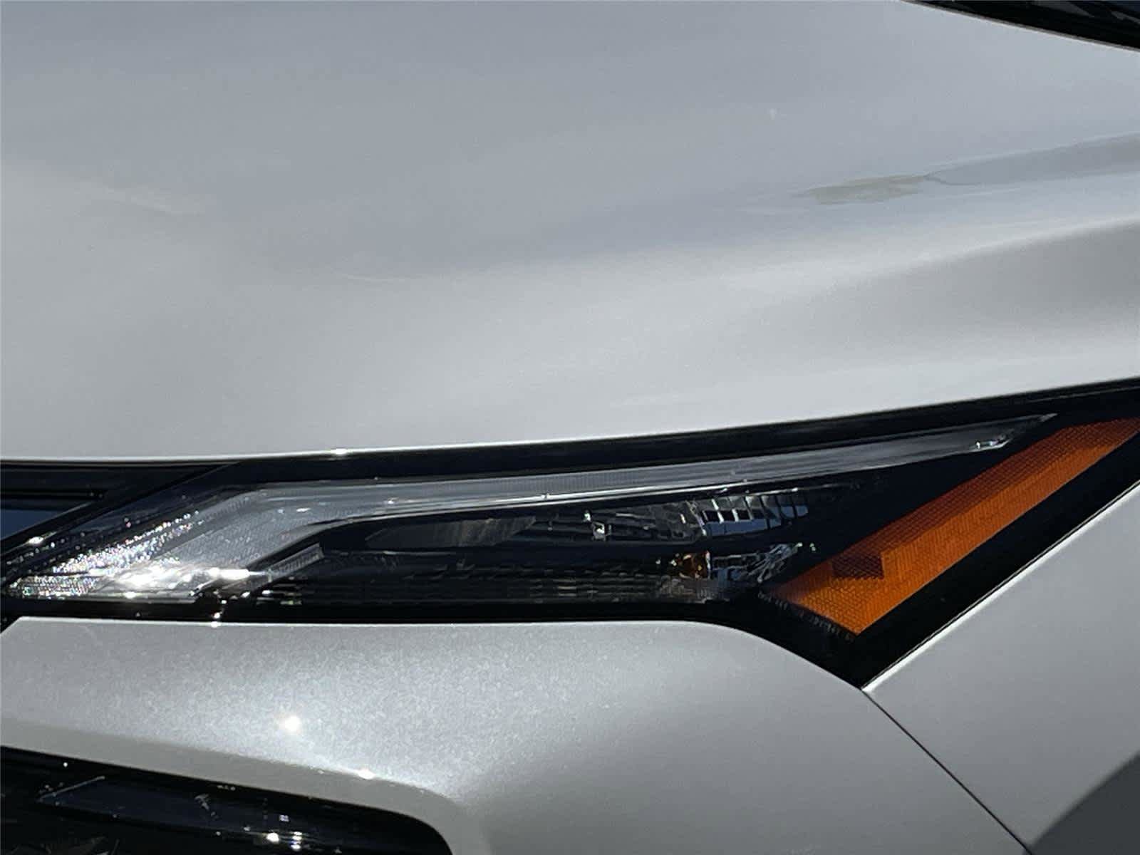 Used 2025 Nissan Rogue SL AWD/4WD image 9