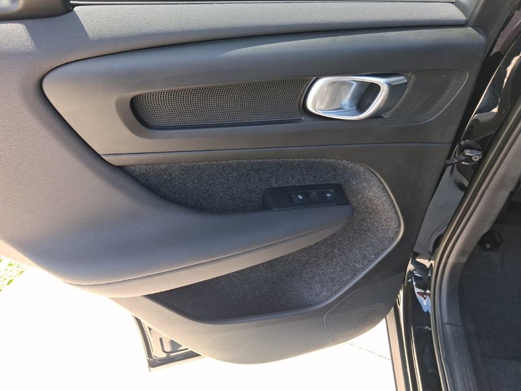 Used 2023 Volvo XC40 B5 Plus w/ Climate Package image 11