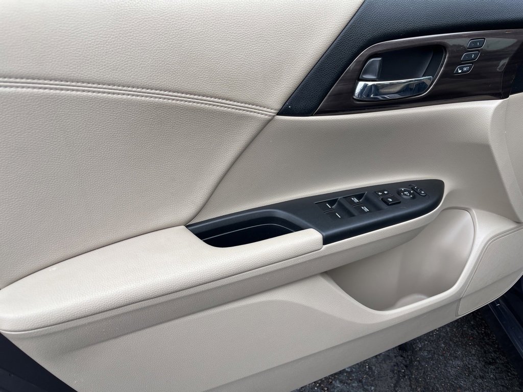 Used 2017 Honda Accord Touring image 25